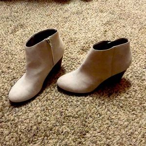 Old Navy heeled boots with zip up on the side size 9 in color beige